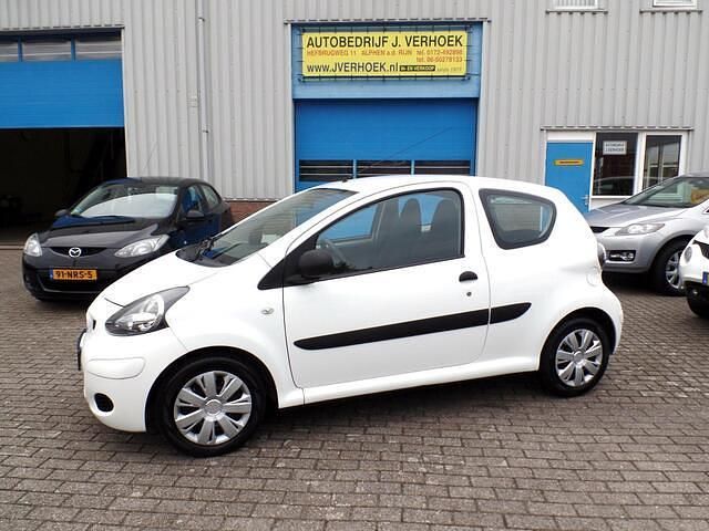 Wit Gebruikt 2010 Toyota Aygo Hatchback | € 2.945 (Eerlijke prijs) - Afbeelding 1/4