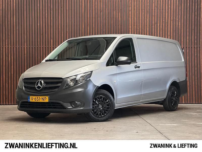 Zilver (metallic) Gebruikt 2018 Mercedes Vito Business Sedan | € 14.400 - Afbeelding 1/4