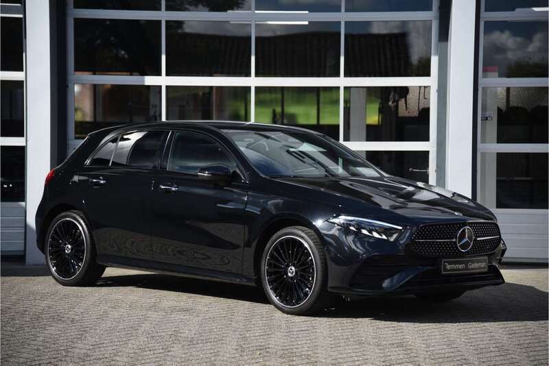 Zwart, metallic lak Gebruikt 2023 Mercedes A250 AMG line Hatchback | € 42.875 - Afbeelding 1/4