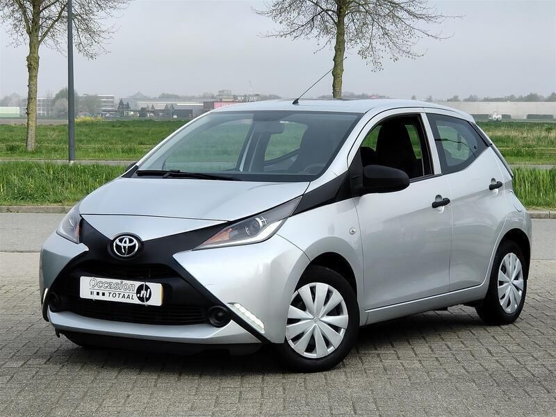 Grijs Gebruikt 2017 Toyota Aygo Hatchback | € 7.950 (Eerlijke prijs) - Afbeelding 1/4