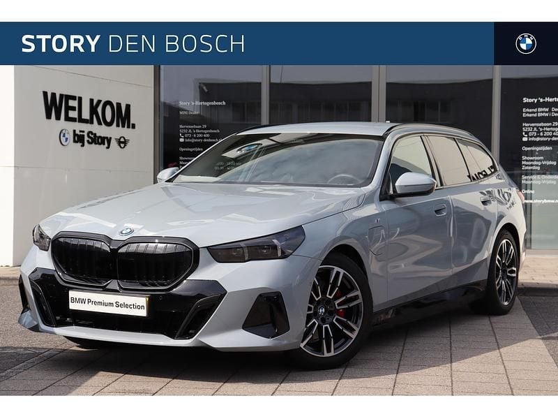 Grijs Gebruikt 2025 BMW 530e M Sport Stationwagen | € 72.450 - Afbeelding 1/4