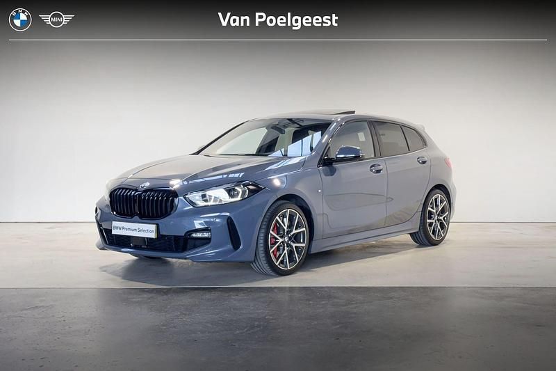 Storm bay Gebruikt 2023 BMW 118 M Sport Hatchback | € 33.895 (Eerlijke prijs) - Afbeelding 1/4