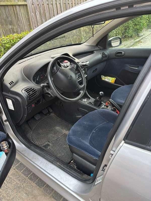 Grijs Gebruikt 1997 Peugeot 206 Hatchback | € 650 (Eerlijke prijs) - Afbeelding 1/4