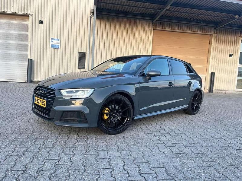 Grijs Gebruikt 2020 Audi A3 S-Line Hatchback | € 18.950 (Eerlijke prijs) - Afbeelding 1/4