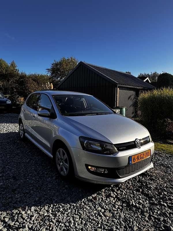 Zilver Gebruikt 2013 VW Polo Sedan | € 6.600 (Eerlijke prijs) - Afbeelding 1/4