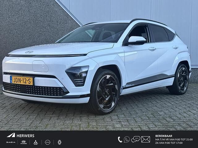 Wit Occasion 2025 Hyundai Kona Comfort SUV | € 34.525 - Afbeelding 1/4