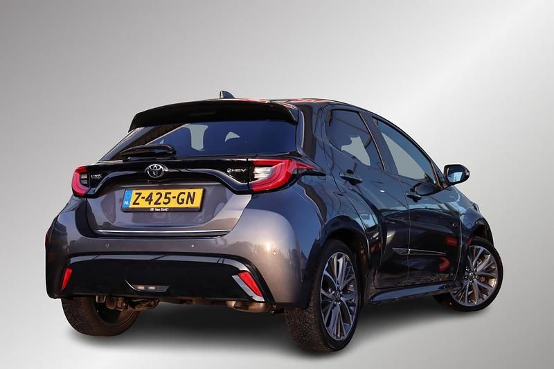 Occasion Toyota Yaris Hybrid Executive 131 PK (96 kW) 2024 Grijs Hatchback