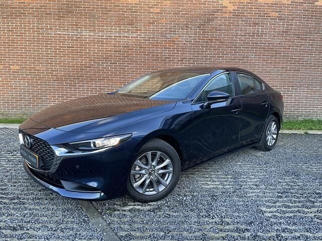 Deep crystal blue (blauw metallic) Occasion 2022 Mazda 3 Comfort Sedan | € 24.245 (Eerlijke prijs) - Afbeelding 1/4