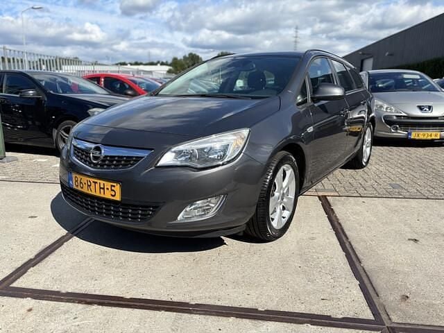 Grijs Gebruikt 2011 Opel Astra Cosmo Stationwagen | € 3.650 (Eerlijke prijs) - Afbeelding 1/4