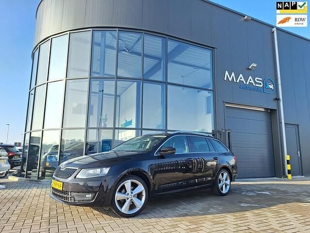 Zwart (metallic) Occasion 2014 Skoda Octavia Business Line Stationwagen | € 8.950 (Iets duurder) - Afbeelding 1/4