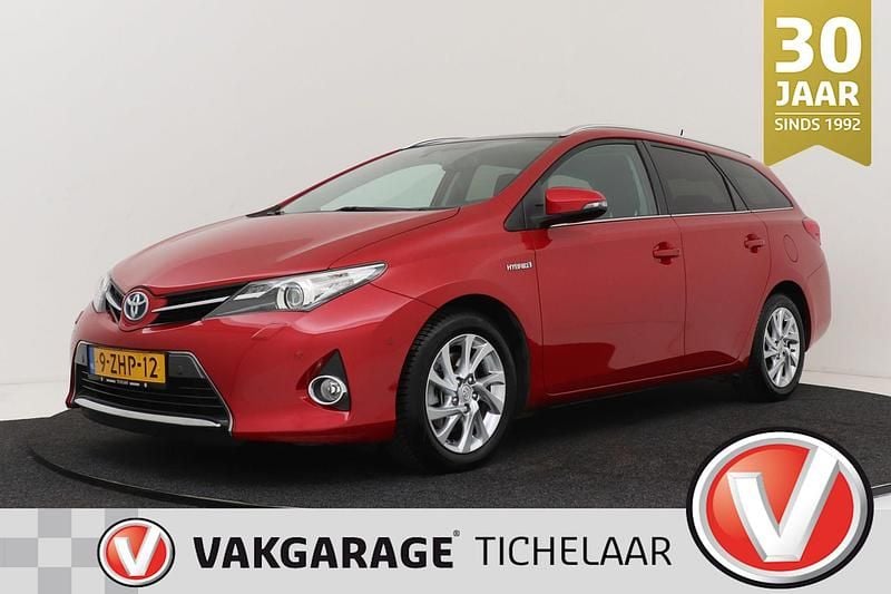 Rood Gebruikt 2015 Toyota Auris Hybrid Stationwagen | € 13.699 (Eerlijke prijs) - Afbeelding 1/4