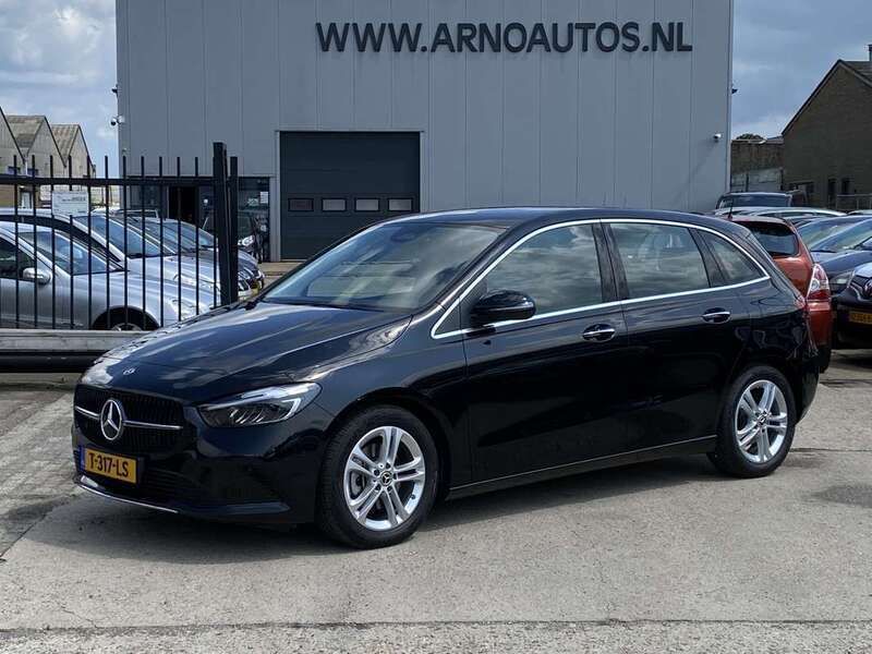 Zwart Gebruikt 2023 Mercedes B180 Luxury MPV | € 35.995 (Eerlijke prijs) - Afbeelding 1/4
