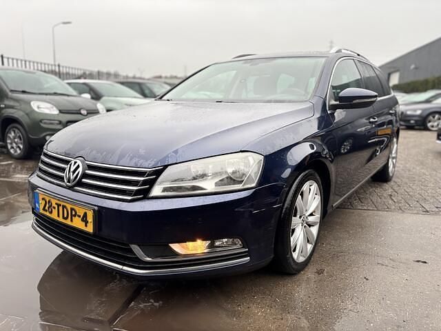 Blauw (metallic) Occasion 2012 VW Passat Comfortline Stationwagen | € 2.950 (Goede deal) - Afbeelding 1/4