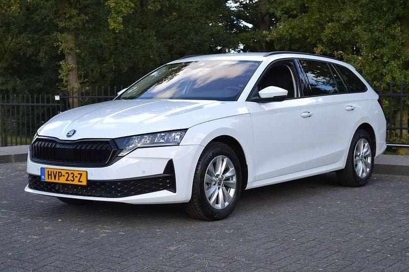 Wit Nieuw 2024 Skoda Octavia Ambition Stationwagen | € 34.494 (Super prijs) - Afbeelding 1/4