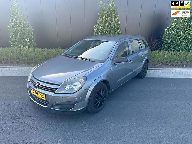 Grijs Gebruikt 2004 Opel Astra Essentia Stationwagen | € 1.499 (Eerlijke prijs) - Afbeelding 1/4
