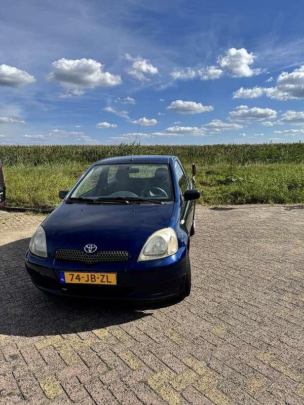 Gebruikt 2002 Toyota Yaris Luna Sedan | € 1.490 (Eerlijke prijs) - Afbeelding 1/4