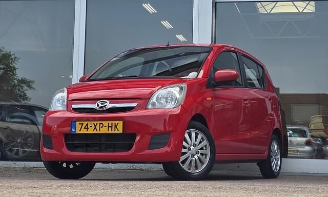 Rood Gebruikt 2007 Daihatsu Cuore Hatchback | € 3.744 (Iets duurder) - Afbeelding 1/4