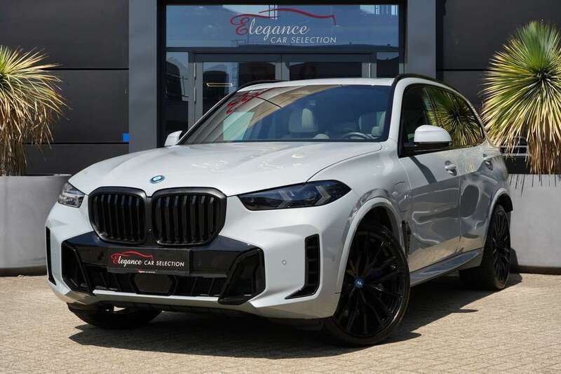 Grijs, metallic lak Gebruikt 2024 BMW X5 M Sport SUV | € 93.950 (Eerlijke prijs) - Afbeelding 1/4