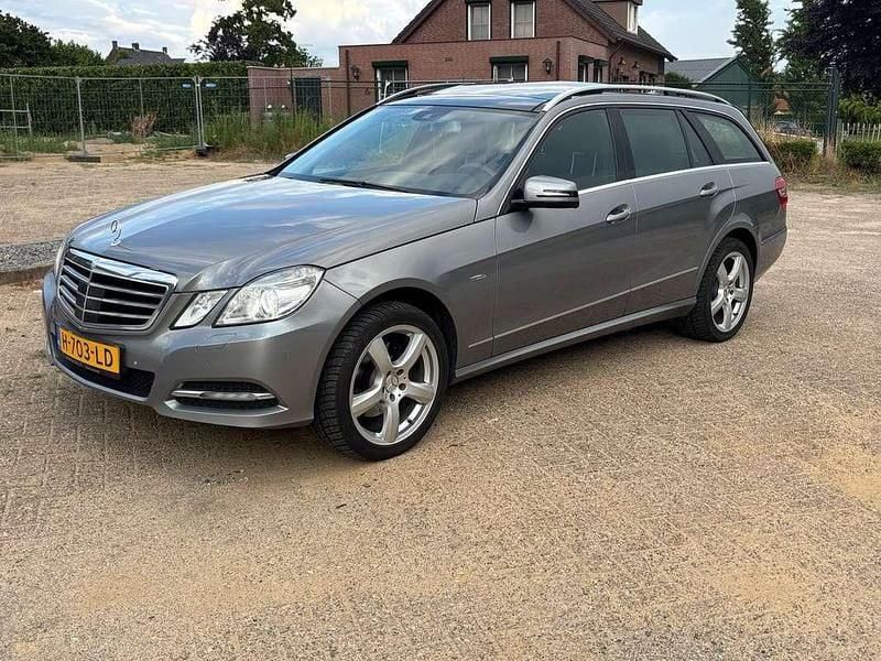 Grijs Gebruikt 2012 Mercedes E350 Stationwagen | € 10.500 - Afbeelding 1/4