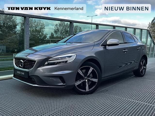 Grijs Gebruikt 2020 Volvo V40 Stationwagen | € 19.950 (Eerlijke prijs) - Afbeelding 1/4