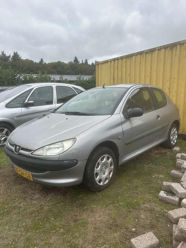 Grijs Gebruikt 2001 Peugeot 206 Hatchback | € 599 (Goede deal) - Afbeelding 1/4