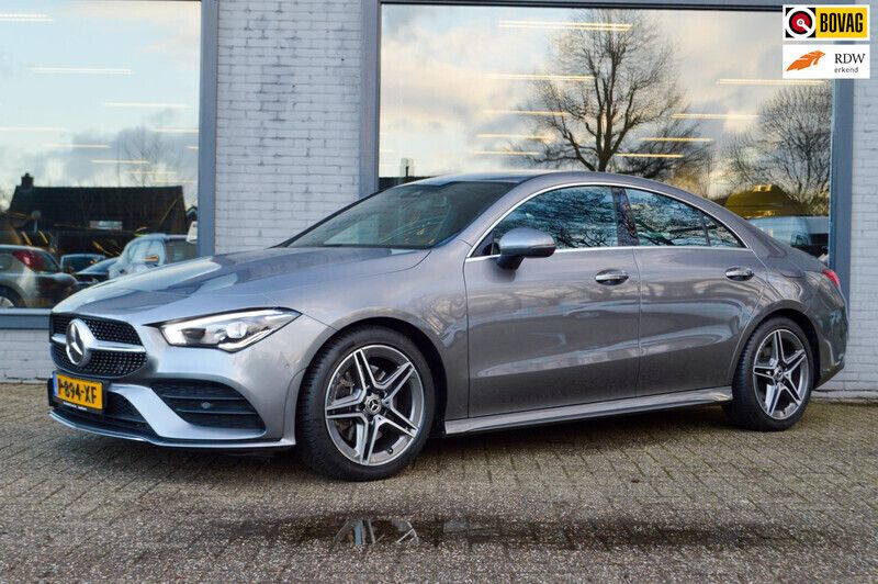 Grijs Gebruikt 2022 Mercedes CLA200 AMG line Sedan | € 31.795 (Eerlijke prijs) - Afbeelding 1/4