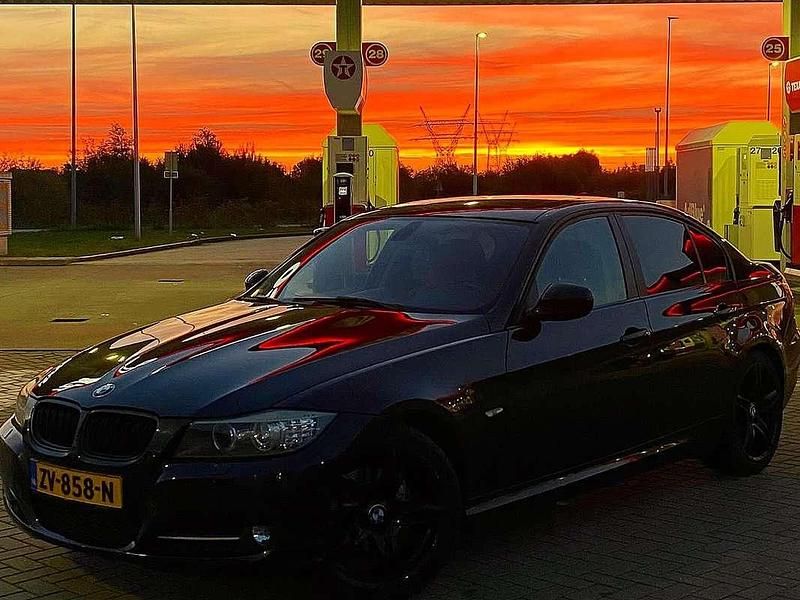 Zwart Gebruikt 2009 BMW 320 Sedan | € 7.999 (Eerlijke prijs) - Afbeelding 1/4