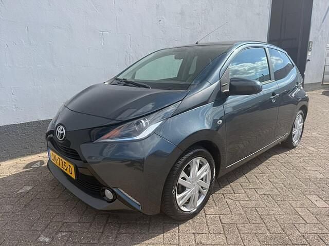 Grijs, metallic lak Gebruikt 2016 Toyota Aygo Sport Hatchback | € 8.999 (Eerlijke prijs) - Afbeelding 1/4