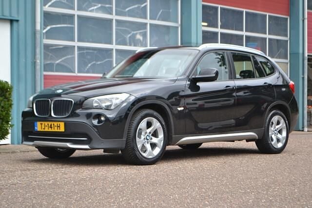 Zwart Gebruikt 2010 BMW X1 Executive SUV | € 10.995 (Eerlijke prijs) - Afbeelding 1/4