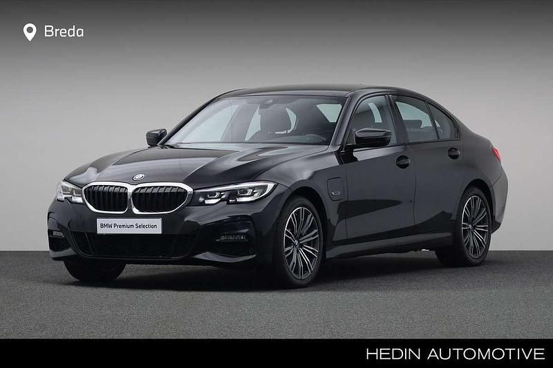 Zwart, metallic lak Gebruikt 2022 BMW 330 Executive Sedan | € 37.880 (Eerlijke prijs) - Afbeelding 1/4