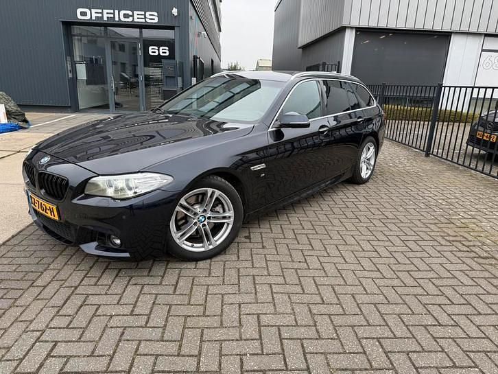 Zwart Occasion 2017 BMW 520 M Sport Stationwagen | € 14.950 (Super prijs) - Afbeelding 1/4