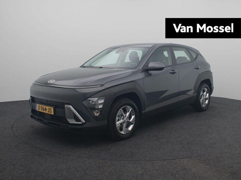 Grijs Gebruikt 2024 Hyundai Kona Comfort SUV | € 30.440 (Eerlijke prijs) - Afbeelding 1/4