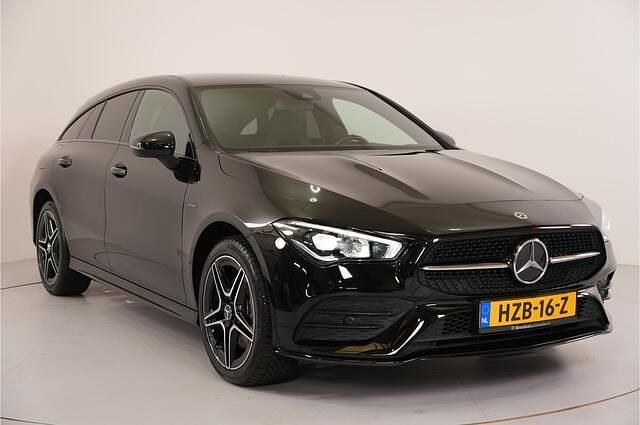 Occasion Mercedes CLA250 Shooting Brake AMG 218 PK (160 kW) 2021 Zwart, metallic lak Stationwagen