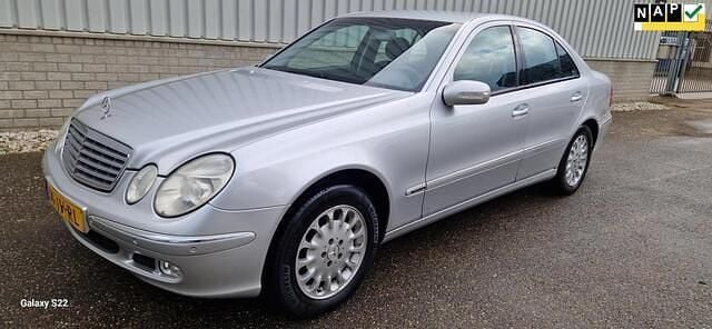 Grijs Gebruikt 2002 Mercedes E240 Avantgarde Sedan | € 3.000 (Goede deal) - Afbeelding 1/4