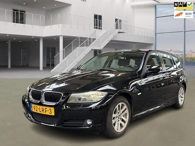 Zwart Gebruikt 2010 BMW 318 Stationwagen | € 2.995 (Goede deal) - Afbeelding 1/4