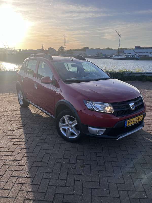 Rood Gebruikt 2013 Dacia Sandero Stepway Hatchback | € 4.250 (Eerlijke prijs) - Afbeelding 1/4