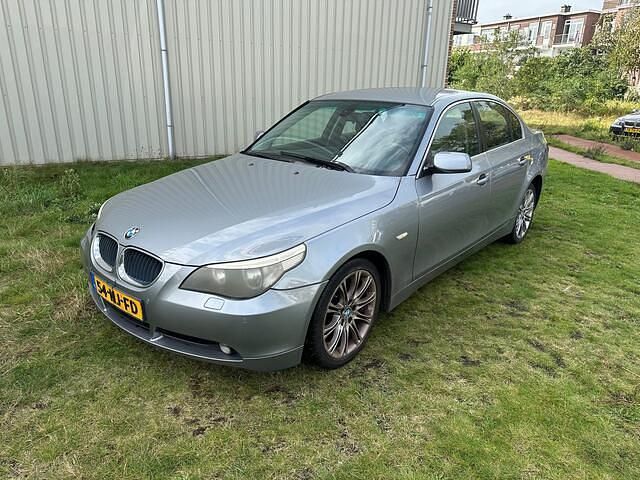 Grijs Gebruikt 2003 BMW 520 Executive Sedan | € 2.250 (Eerlijke prijs) - Afbeelding 1/4
