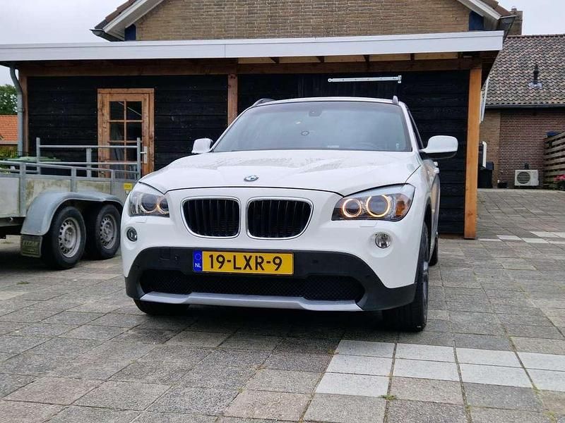 Wit Gebruikt 2010 BMW X1 SUV | € 8.500 (Eerlijke prijs) - Afbeelding 1/4