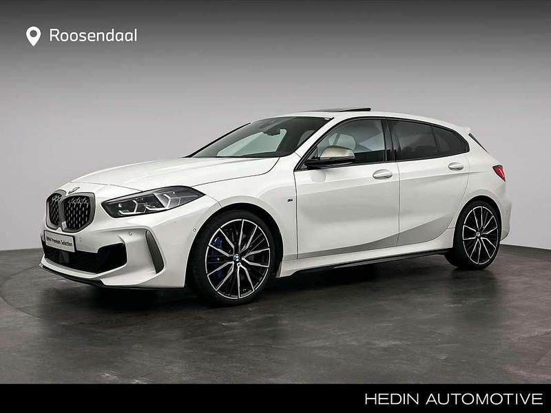 Wit Gebruikt 2022 BMW M135 Comfort Edition Hatchback | € 41.880 (Eerlijke prijs) - Afbeelding 1/4