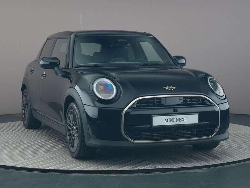 Occasion Mini Cooper Favoured 114 kW (156 PK) 2025 Zwart Hatchback