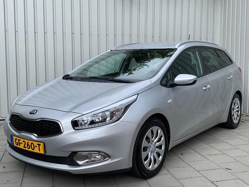 Grijs Gebruikt 2015 Kia Ceed Comfort Hatchback | € 7.445 (Eerlijke prijs) - Afbeelding 1/4