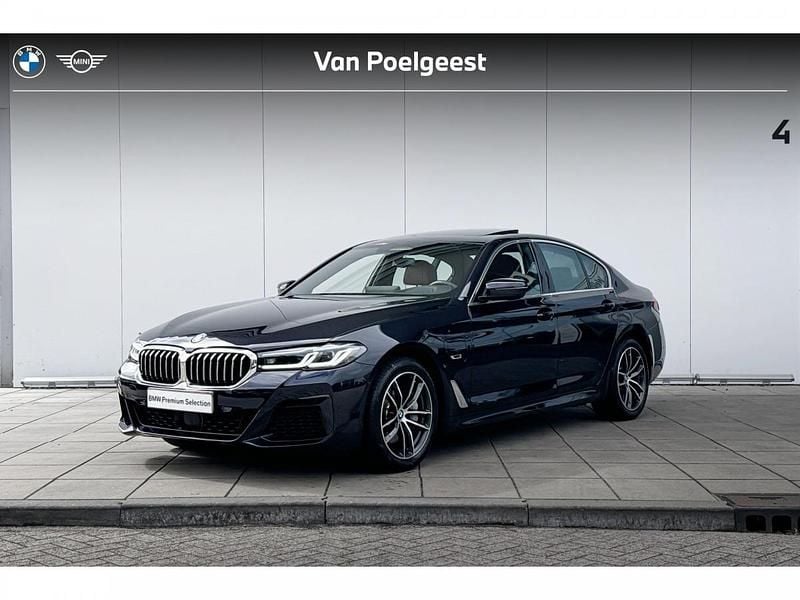 M carbonschwarz Gebruikt 2022 BMW 545e M Sport Sedan | € 57.900 (Iets duurder) - Afbeelding 1/3