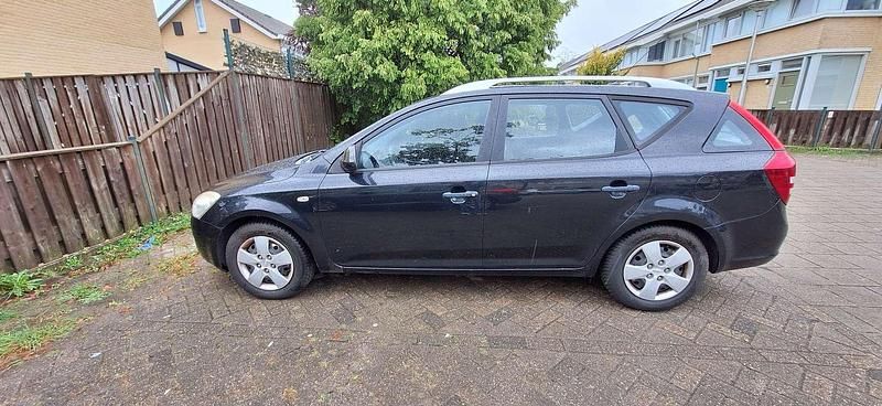 Zwart Gebruikt 2009 Kia Ceed MPV | € 1.950 (Goede deal) - Afbeelding 1/4