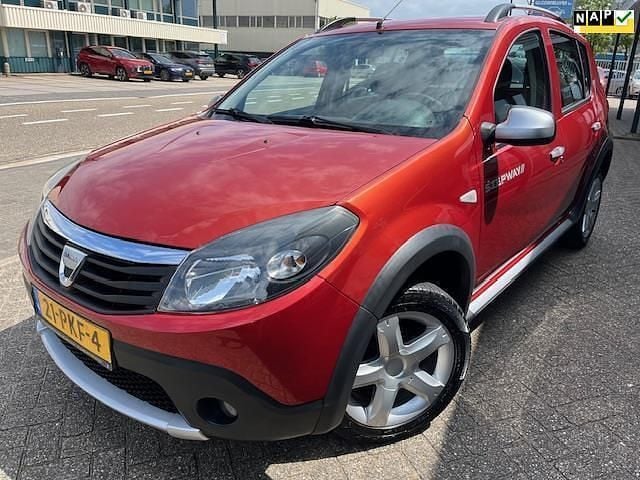 Rood Gebruikt 2011 Dacia Sandero Stepway Hatchback | € 4.445 (Eerlijke prijs) - Afbeelding 1/4