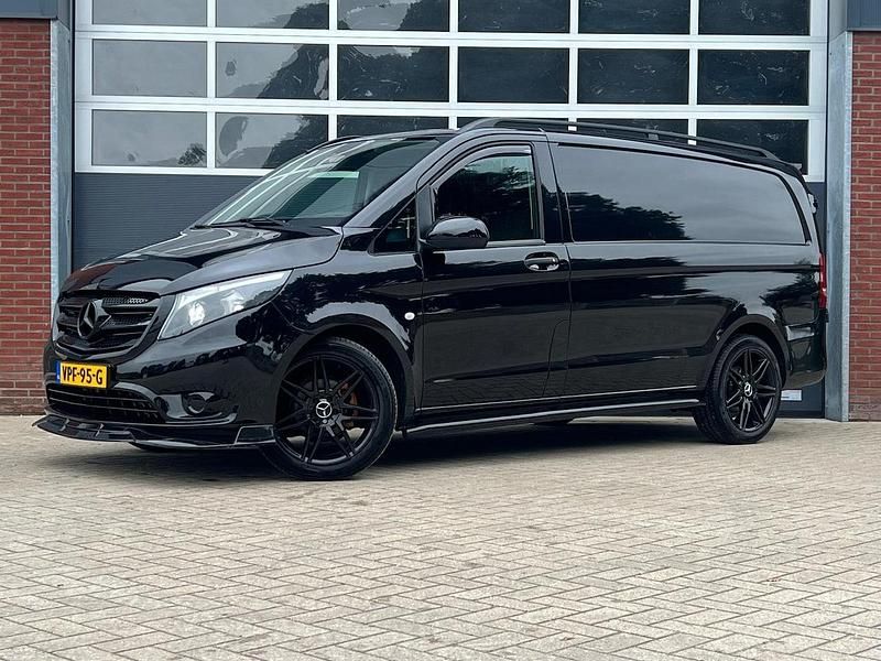Zwart (metallic) Gebruikt 2022 Mercedes Vito Sedan | € 32.850 - Afbeelding 1/4
