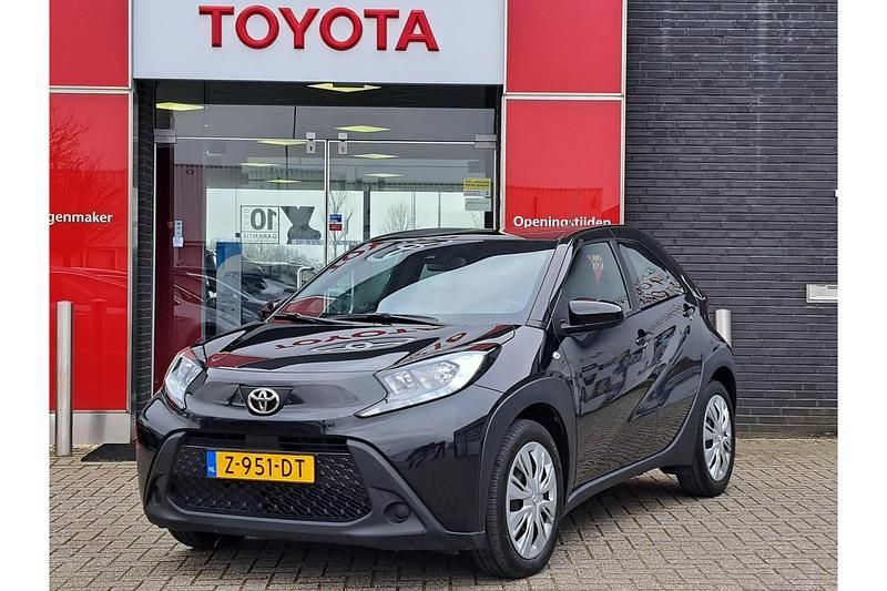 Zwart Gebruikt 2024 Toyota Aygo X X-play SUV | € 17.939 - Afbeelding 1/1