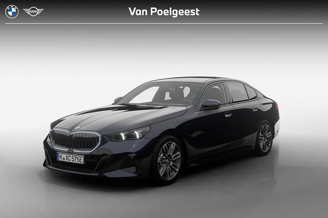 Zwart Nieuw 2025 BMW 530e Comfort Edition Sedan | € 85.825 (Eerlijke prijs) - Afbeelding 1/4