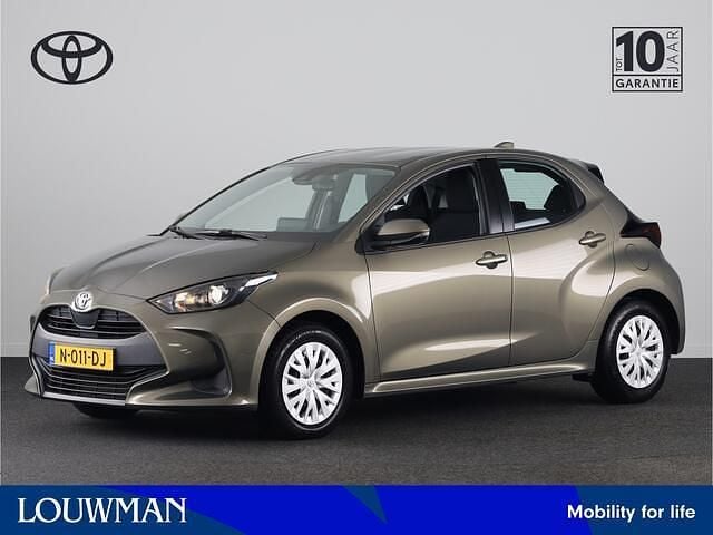 Oxyde bronze metallic (groen metallic) Gebruikt 2021 Toyota Yaris Active Hatchback | € 19.945 (Eerlijke prijs) - Afbeelding 1/4