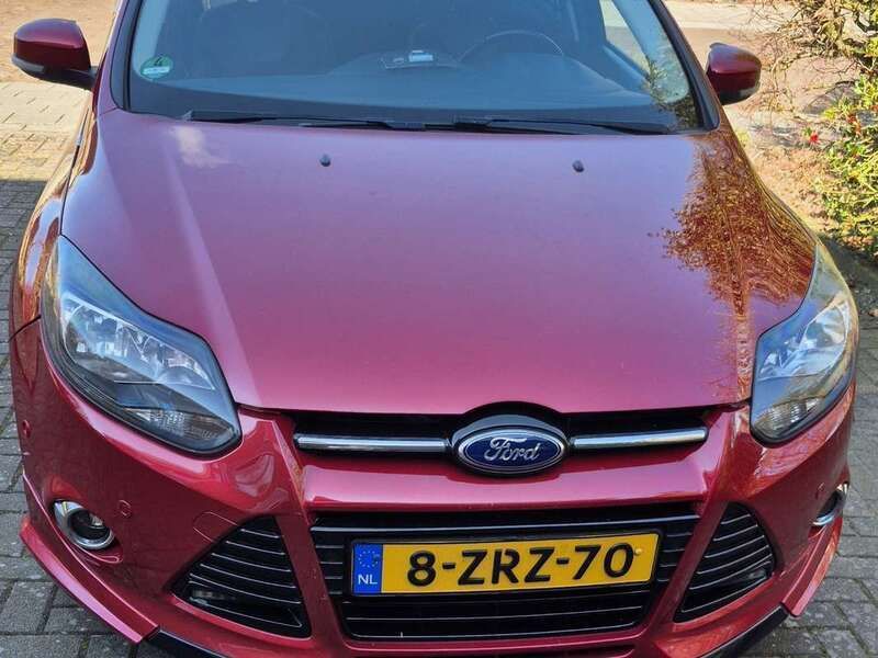 Rood Gebruikt 2012 Ford Focus Titanium Hatchback | € 5.250 (Eerlijke prijs) - Afbeelding 1/4