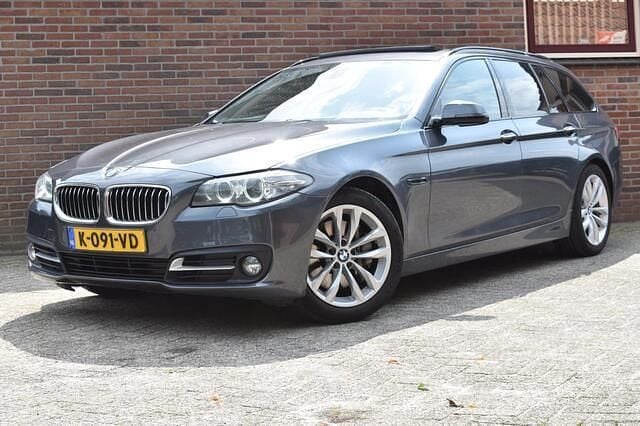 Grijs, metallic lak Gebruikt 2016 BMW 525 M Sport Stationwagen | € 14.949 - Afbeelding 1/4